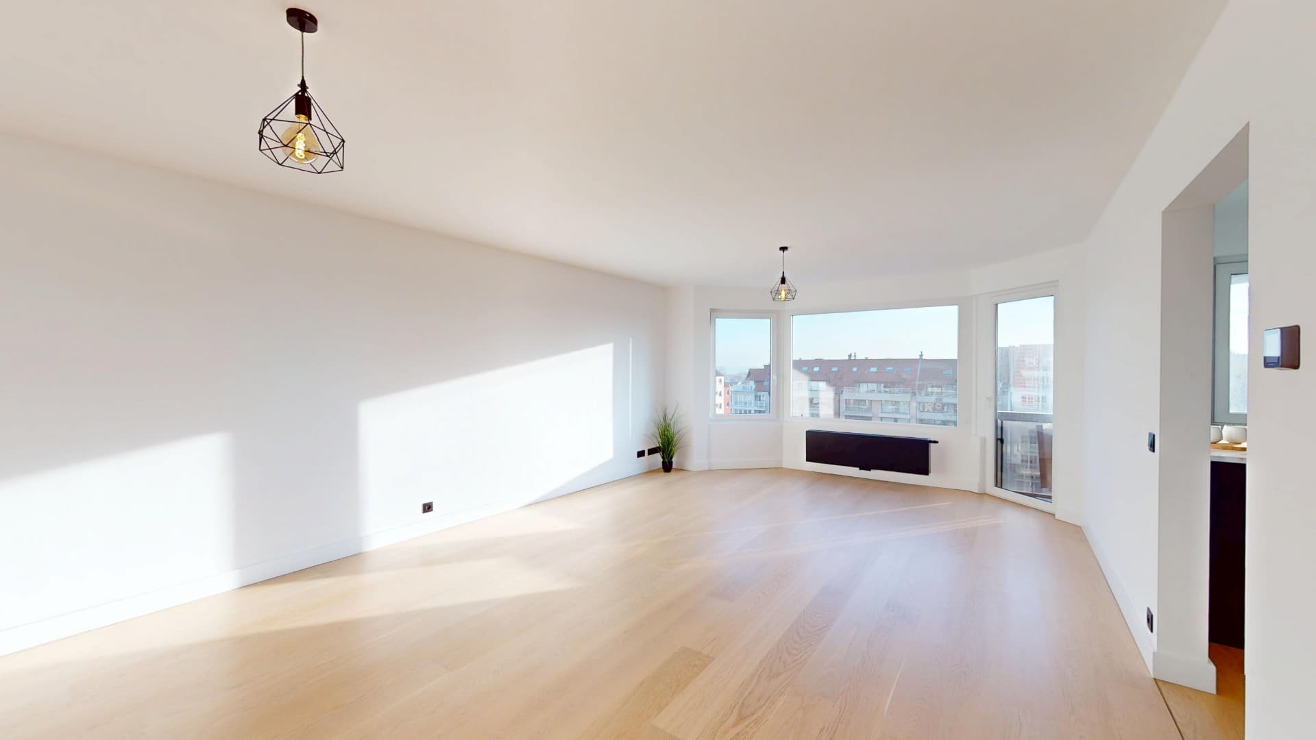 Spacious living room with boulevard view — Graaf d'Ursellaan 36
