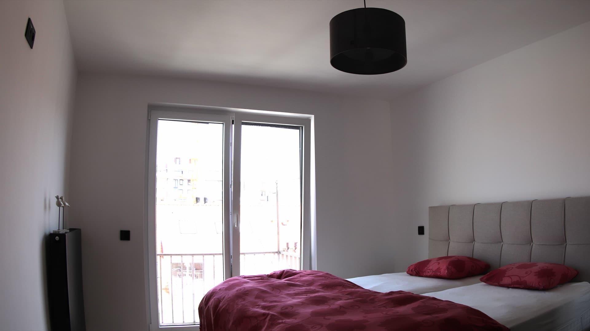 Second bedroom with balcony access