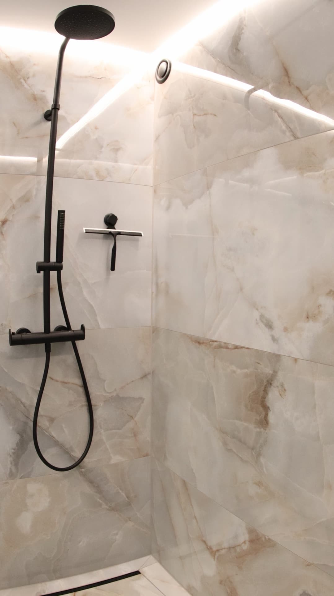 Walk-in rain shower in onyx marble